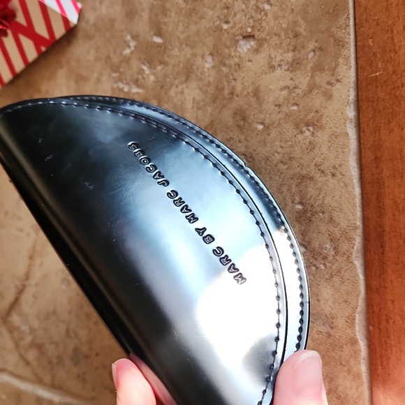 Marc by Marc Jacobs black hard shell eyeglass/sunglasses holder - Picture 10 of 11